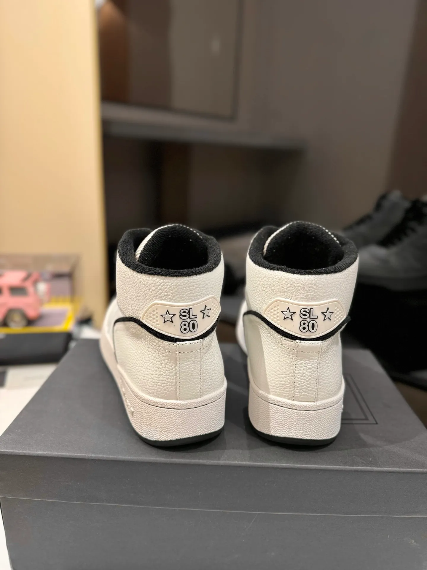 👟👟Ex-factory price 680👟👟 [High version for couples] YSL SAINT LAURENT Yves Saint Laurent SL61, the latest popular casual series in spring and summer...👍👍 Yves Saint Laurent SL61, original purchase, 1:1 replica, fresh blood injection and casual retro design, super good-looking and versatile, the upper is made of cowhide punching and splicing, the upper is super soft , lightweight and comfortable to match with sweatshirts, it is recommended to have one pair in each hand😁 ✅Fabric: Original customized cowhide ➕Punching process ➕Last process ✅Inner lining: Original towel lining ✅Feet: Original customized cowhide ✅Outsole: Original molded two-color bottom ✅Packaging: Original full set of packaging ✅Code number: 35-46 (Female 41.42. Male 38.45.46 Customized, non-returnable)